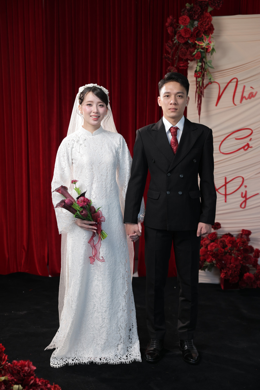 Xuân Trung và Nguyễn Nhàn trong lễ phục truyền thống